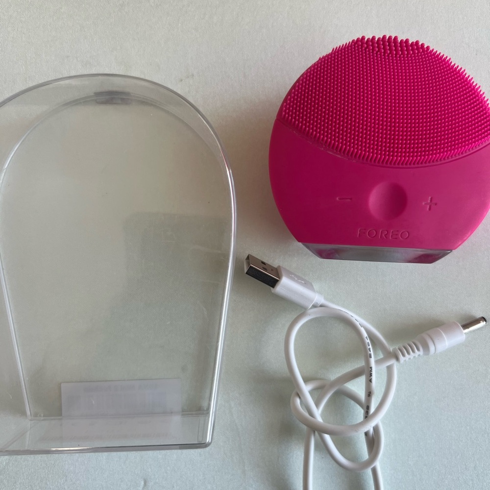 Foreo Pink Facial Cleansing Brush